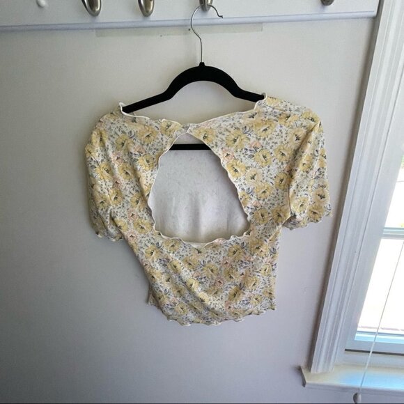 𝅺INTERMIX floral crop open back top - Picture 3 of 4